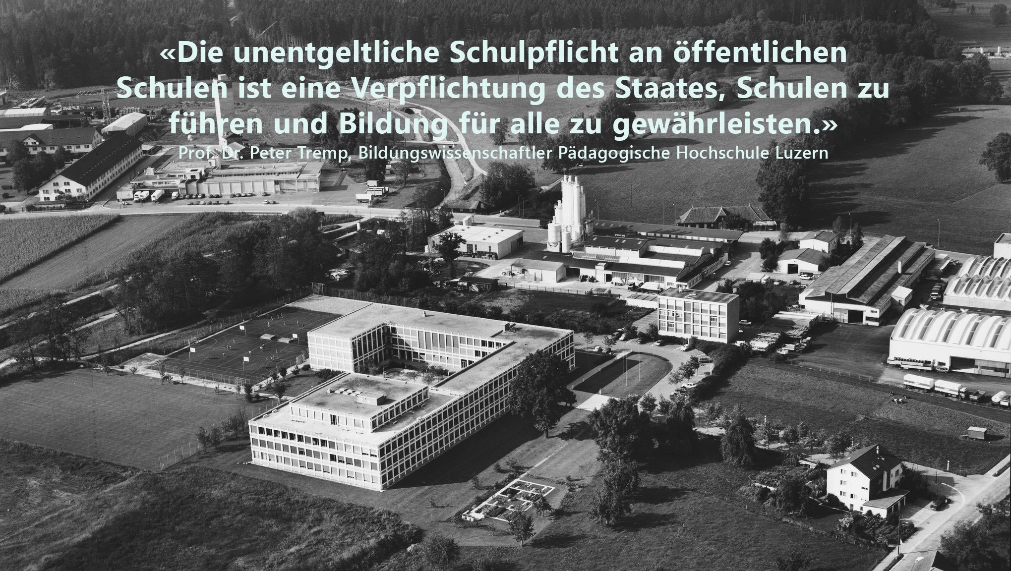 In Sursee wurde 1973/74 in nur einem Jahr ein Neubau für die Kantonsschule errichtet – eine spiegelverkehrt ausgerichtete Kopie des Schulgebäudes in Reussbühl. (Bild: StadtA Sursee, SAS A 000.AF, Luftaufnahme, 2.10.1975. Foto: Firma Comet, Zürich).