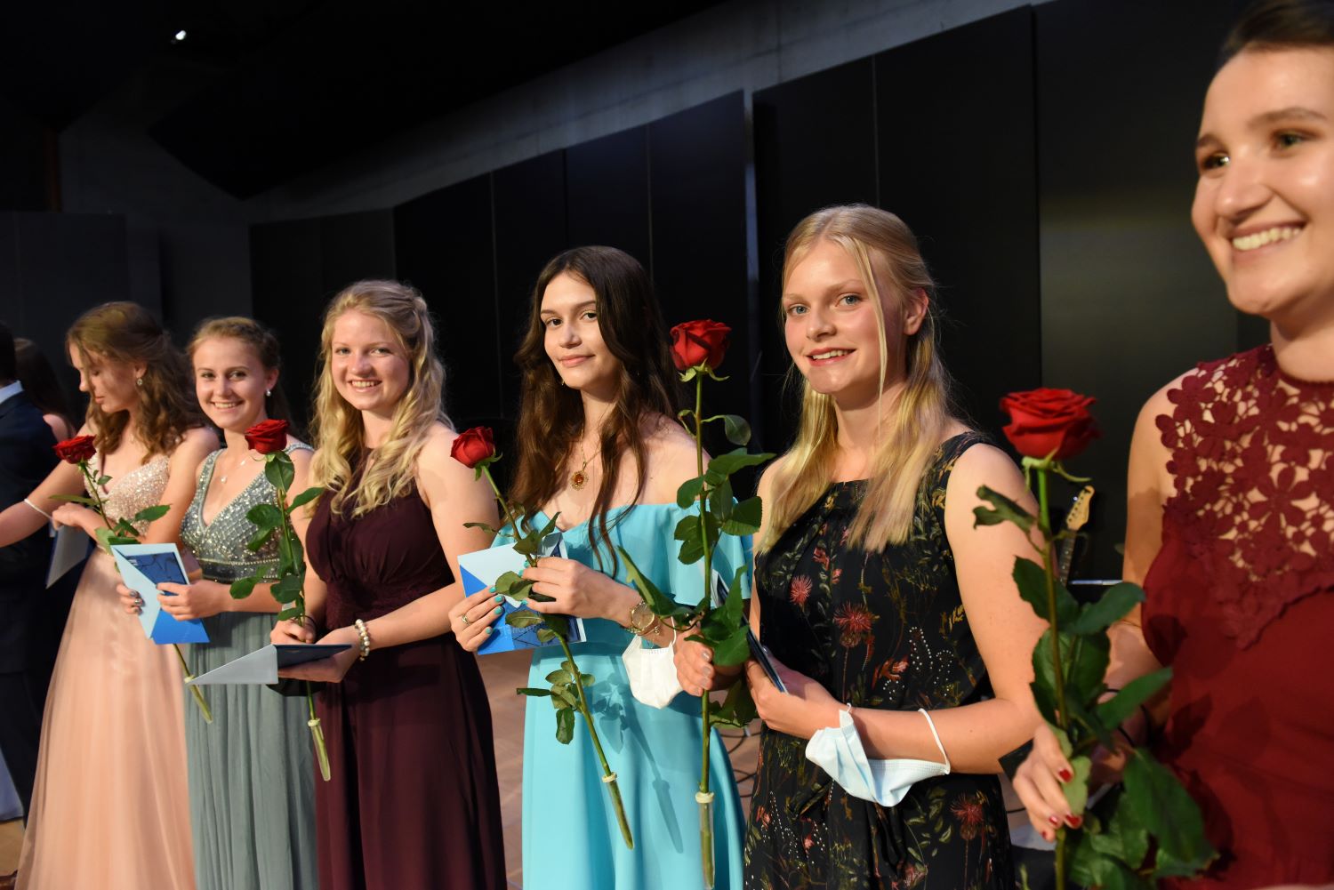 Julia Grüter, Katrin Holzmann, Nadine Hübscher, Julia Jovicic, Julia Vogel, Zarin Wohlwend von der Kantonsschule Willisau freuen sich über ihre Maturazeugnisse (von links). Bild: Stefan Tolusso 