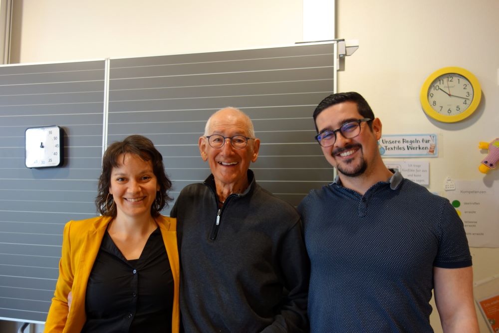 Ehemalige im Klassenzimmer: Patricia Bieri (Lehrerin), Alex Schönenberger (SiK) und Sandro Bucher (ehem. Schüler).