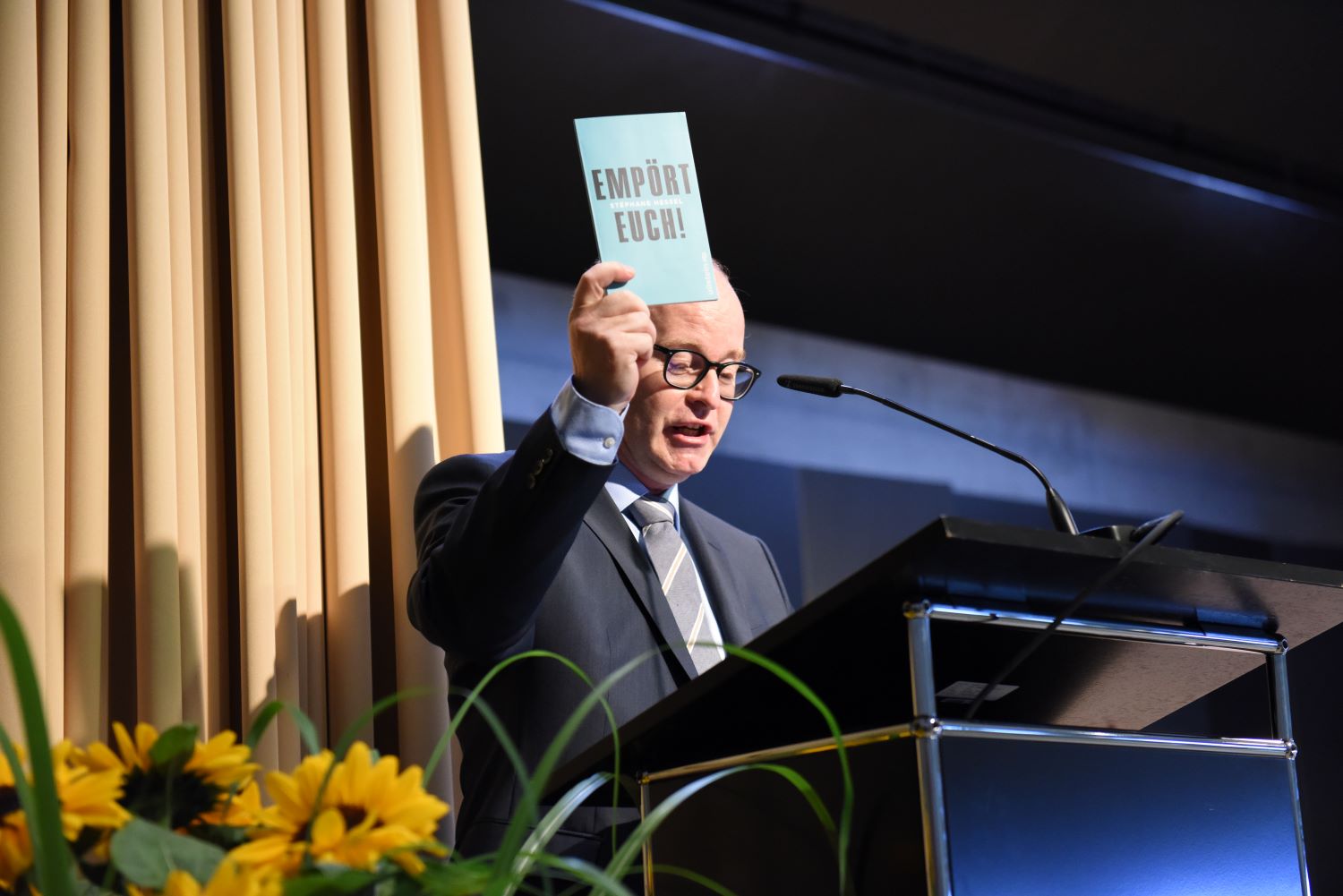 Empört euch! rät Martin Bisig, Rektor der Kantonsschule Willisau, den Maturandinnen und Maturanden. Bild: Stefan Tolusso