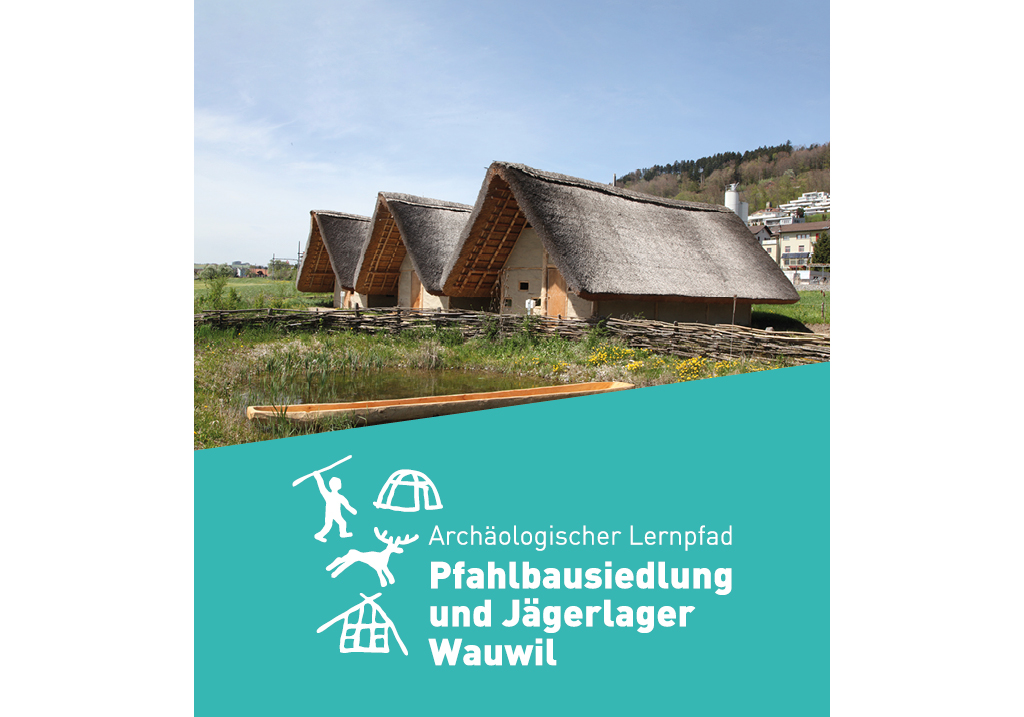 Der Archäologische Lernpfad Wauwilermoos umfasst sechs Stationen, die sich alle im Bereich der wichtigsten Fundstellen befinden. Die Pfahlbausiedlung umfasst unter anderem die Rekonstruktion von drei Pfahlbauhäusern. (Bild: Archäologie Luzern)