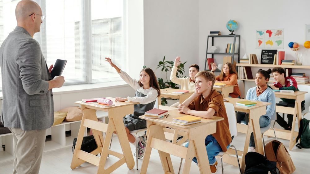 Fremdsprachige Jungen in der Schweiz erhalten im Fach Deutsch bei gleicher Leistung schlechtere Noten als deutschsprachige Mädchen. Die Benachteiligung kann bis zu 0,6 Notenpunkte ausmachen, zeigt die Studie. (Bild: Pexels / Max Fischer)
