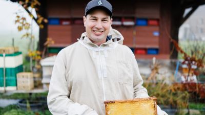 Mehr Selbstvertrauen durch Lesen und Schreiben: Grundkompetenz-Kurse können das Leben verbessern