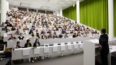 Einblick in einen Hörsaal an der Universität Luzern (Bild: zVg)