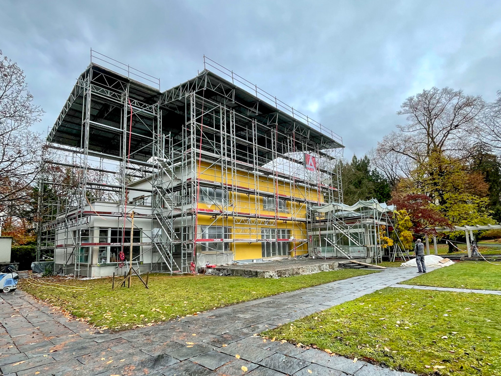 Ein Teil der Südwestfassade ist bereits im leuchtenden Ocker gestrichen.