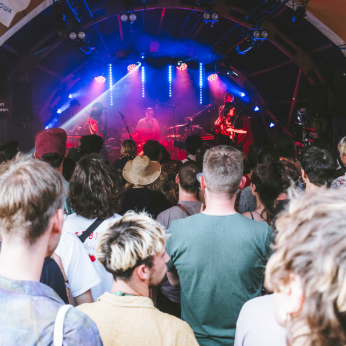 Konzert_am_B-Sides_Festival_Sonnenberg_Luzern_viele_Besucher_hoeren_ein_Live-Konzert