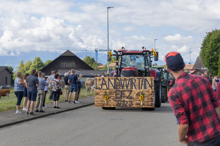 Vor der offiziellen Eröffnung der Diplomfeier fand die traditionelle Traktorparade der Absolventinnen und Absolventen des BBZN Hohenrain statt. (Bild: Natalie Boo / Aura)