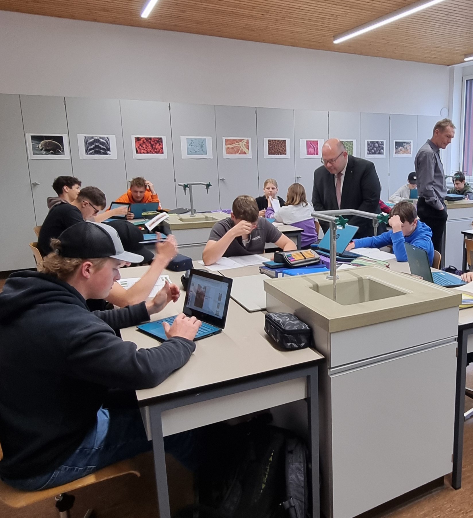 ...und blickte danach den Oberstufen-Lernenden über die Schultern.