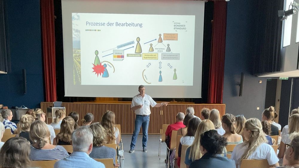 Beat Zindel, Präsident der Stiftung Bündner Standard, führte Mitte August einen Workshop mit HPS-Mitarbeitenden zur Einführung des Bündner Standard 3.0 durch.