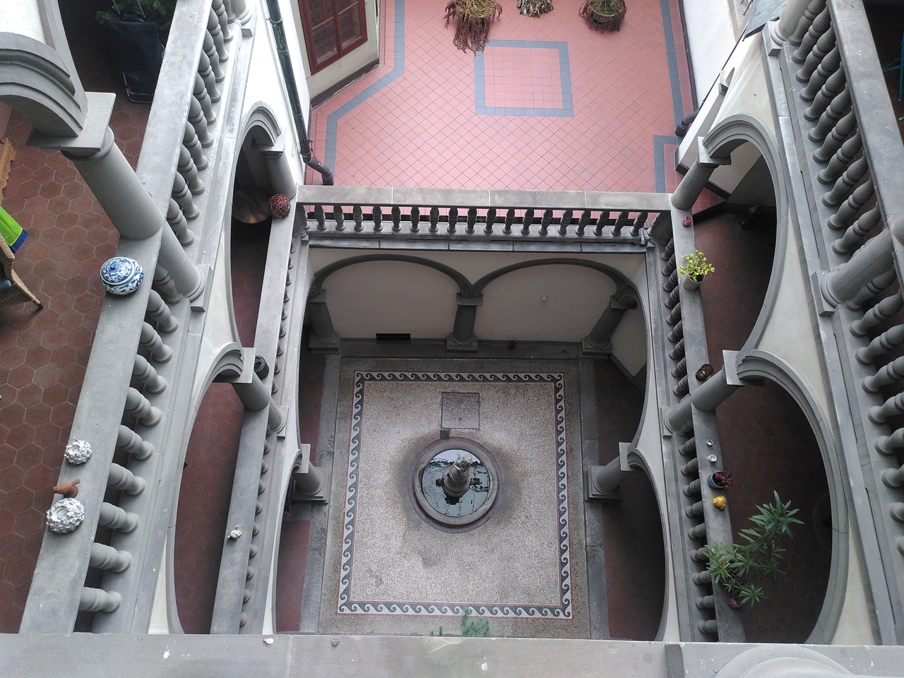 Das Göldlinhaus von 1524 ist eines der wichtigsten Renaissancegebäude der Stadt Luzern. Das dritte Obergeschoss wurde kürzlich sanft instand gesetzt, die Nasszellen und Küchen erneuert und ergänzt. (Bild: Strasky Suter Architekten)