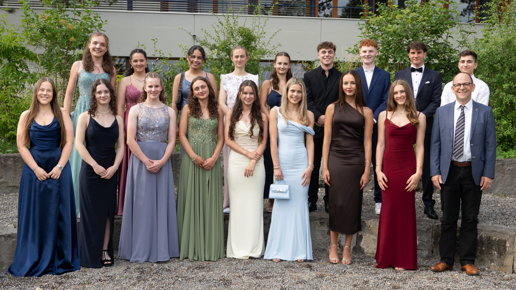  Die Klasse G21a in grosser Vorfreude auf die Zeugnisübergabe und mit Dank an ihren Klassenlehrer, Roland Baur (rechts). (Bild: Tobias Samuel Haas)