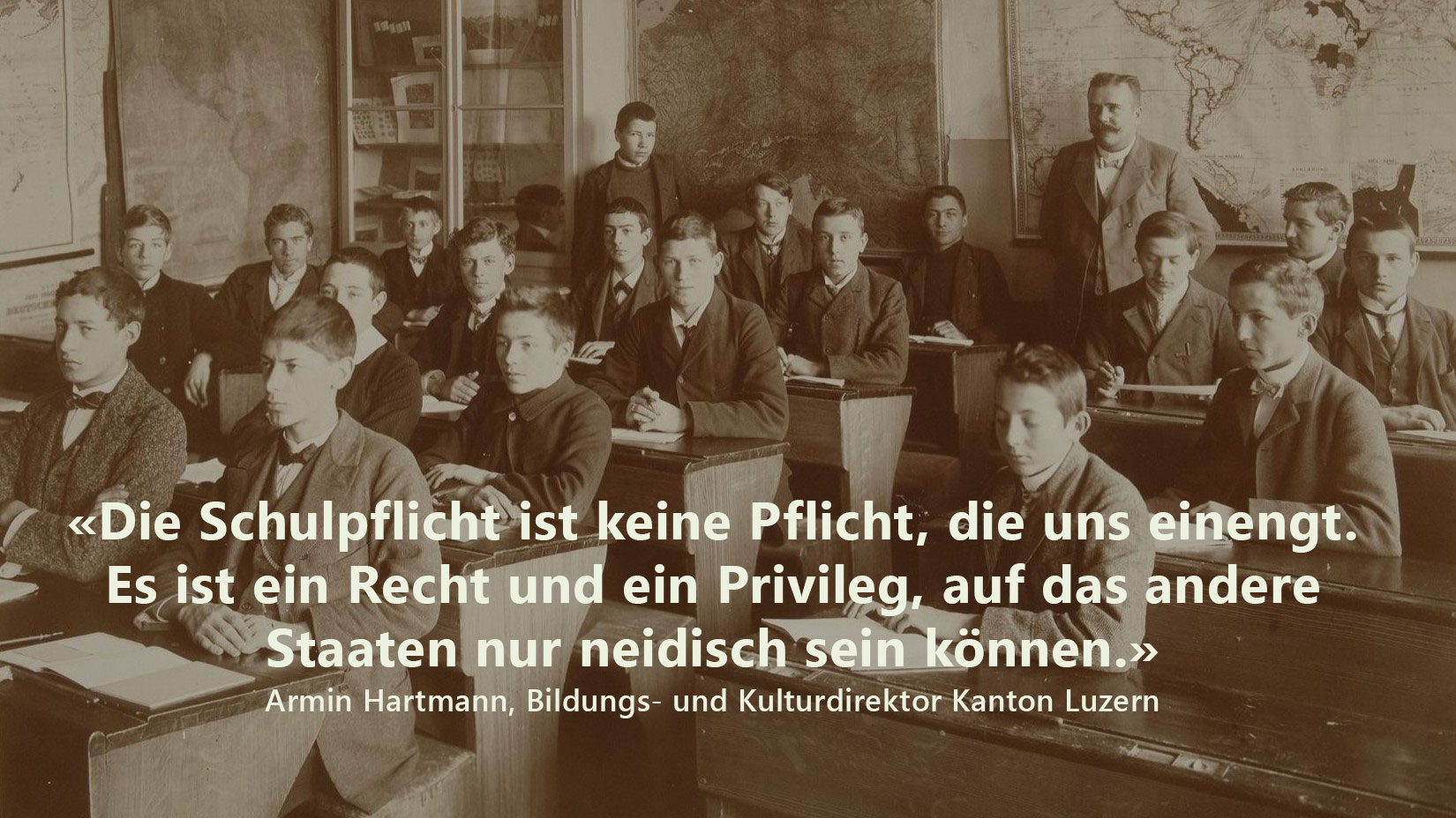 Gruppenbild einer Klasse der Realabteilung der Kantonsschule Luzern aus dem Jahr 1905 vor Schulwandkarten. (Bild: StALU, A 609/1. Fotograf unbekannt, 1905)