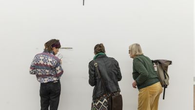 Genaues Hinschauen bei der Ausstellung Werkbeiträge (Bild: Priska Ketterer)