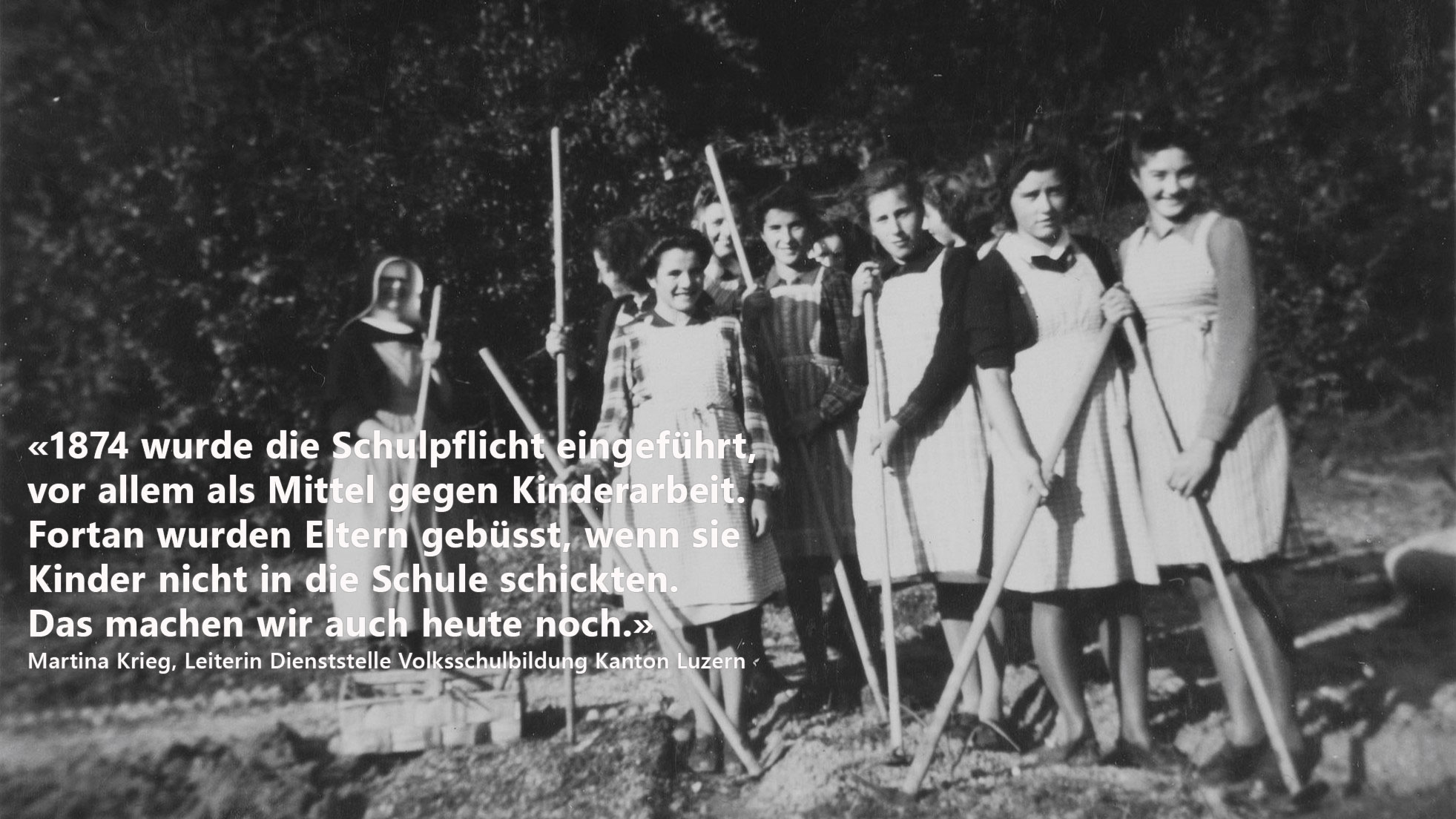 Seit der Wirtschaftskrise wurden Haushaltkunde und die hauswirtschaftliche Fortbildung für Mädchen gefördert. Dabei wurde auch auf die Gartenarbeit Wert gelegt. Haushaltsschule Willisau Land, 1944. (Bild: StadtA Willisau, WL.A3.20.10.  Fotograf unbekannt)