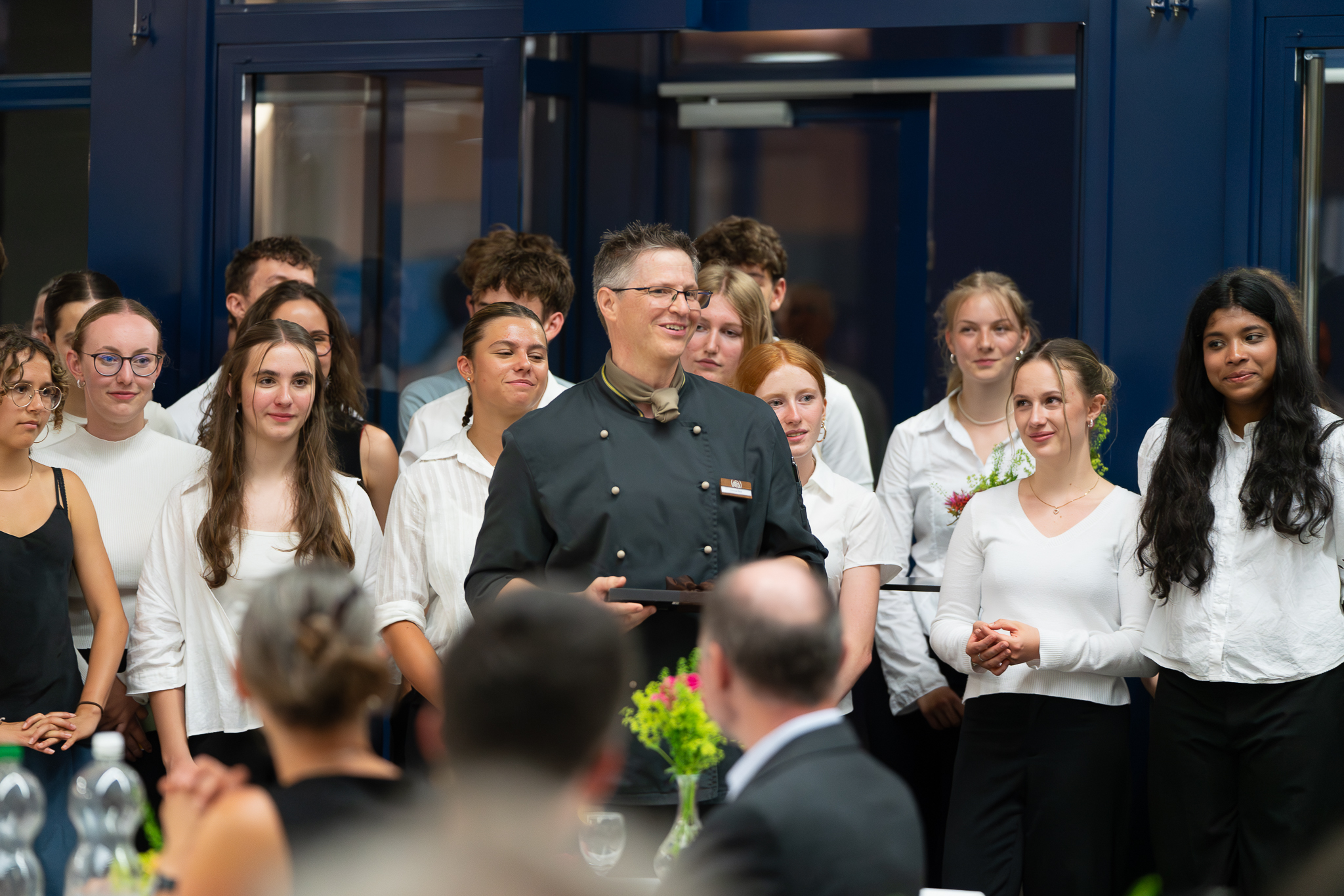 Das gemeinsame Bankett gehört fest zur Maturafeier der Kantonsschule Beromünster. Der Chef der Mensa erhält dabei Unterstützung der 5. Klassen - Motivation für ihr eigenes Maturajahr. (Bild: Tobias Samuel Haas)