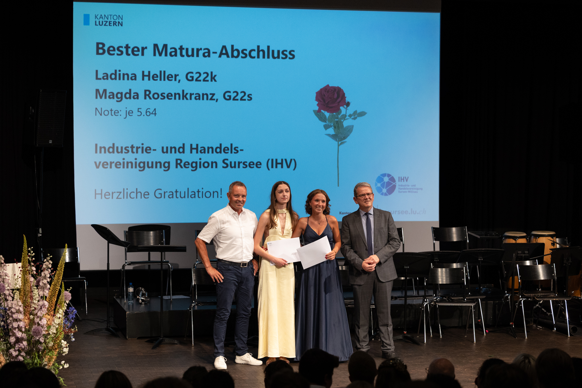 Ladina_Heller_Magda_Rosenkranz_auf_Buehne_Uebergabe_bester_Maturaabschluss