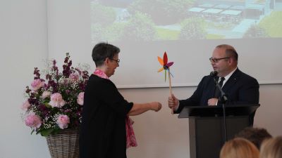 Bildungs- und Kulturdirektor Dr. Armin Hartmann übergibt das sanierte Gebäude symbolisch an HPZ-Rektorin Alexandra Schaller. (Bild: Annemarie Huber / HPZ Hohenrain)