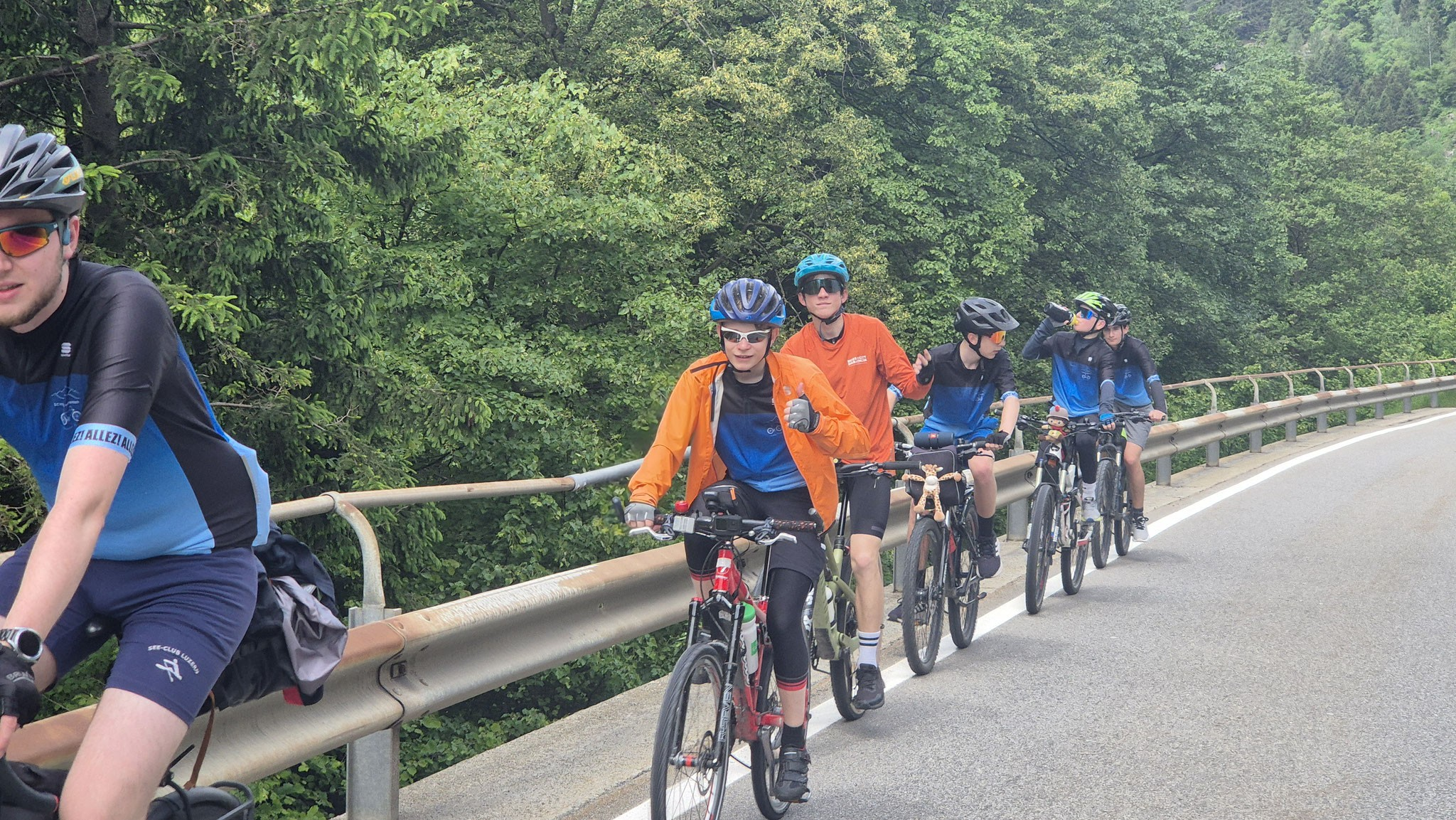 Eine Gruppe beim Aufstieg nach Andermatt.