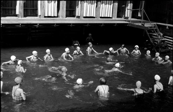 Schwimmunterricht im Seebad Nationalquai, 1943. Foto Lisa Meyerlist, Quelle Staatsarchiv Luzern