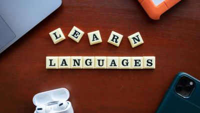 Scrabble Buchstaben formen die Worte Learn Languages - lerne Sprachen. (Bild: Pexels / Ling App)
