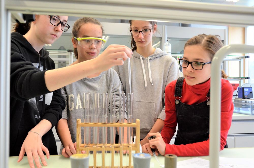 Experimentiertag im Labor. Bild: Kantonsschule Alpenquai/Benno Bühlmann
