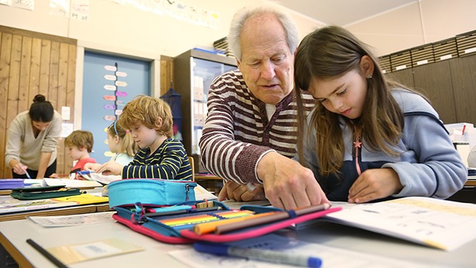 Seniorinnen und Senioren sind seit 2005 erfolgreich in Luzerner Klassenzimmern unterwegs. (Bild: Pro Senectute / SiK)