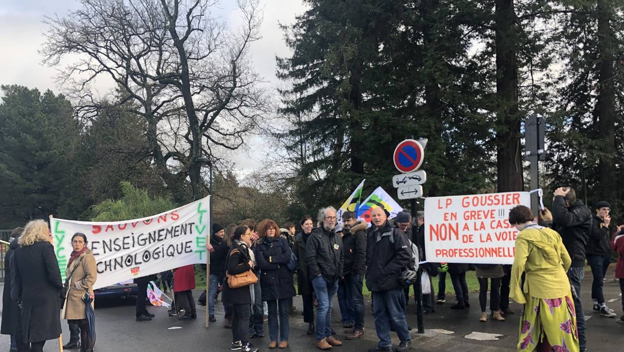 Rassemblement des personnels et élèves devant le Rectorat - 19/12/18 (Photo Ouest France)