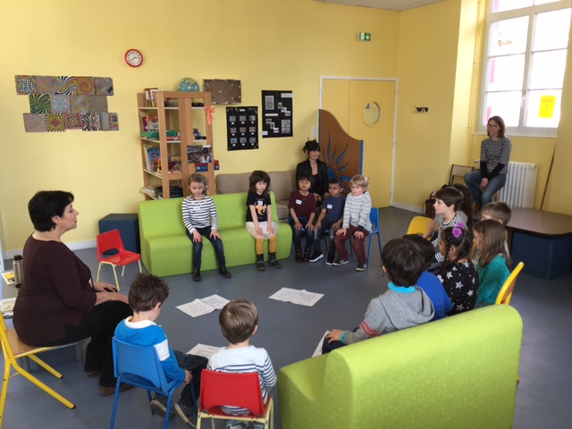 Pratique de l'attention juste avant l'atelier philo: les enfants, bine que découvrant pour la prelière fois, la pratique, jouent bien le jeu !