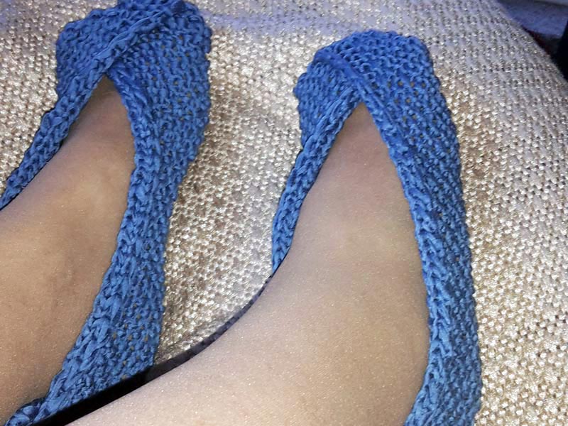 Neben konventionell gestrickten Strümpfen werden aus Restgarnen auch andere Fußbekleidungen gezaubert.