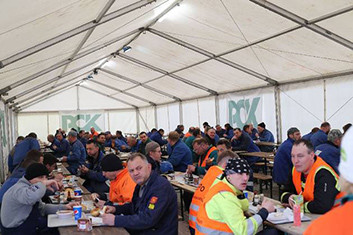 Monteure, Sicherheitsmitarbeiter und Vorarbeiter beim Mittag   © MOZ/Oliver Voigt