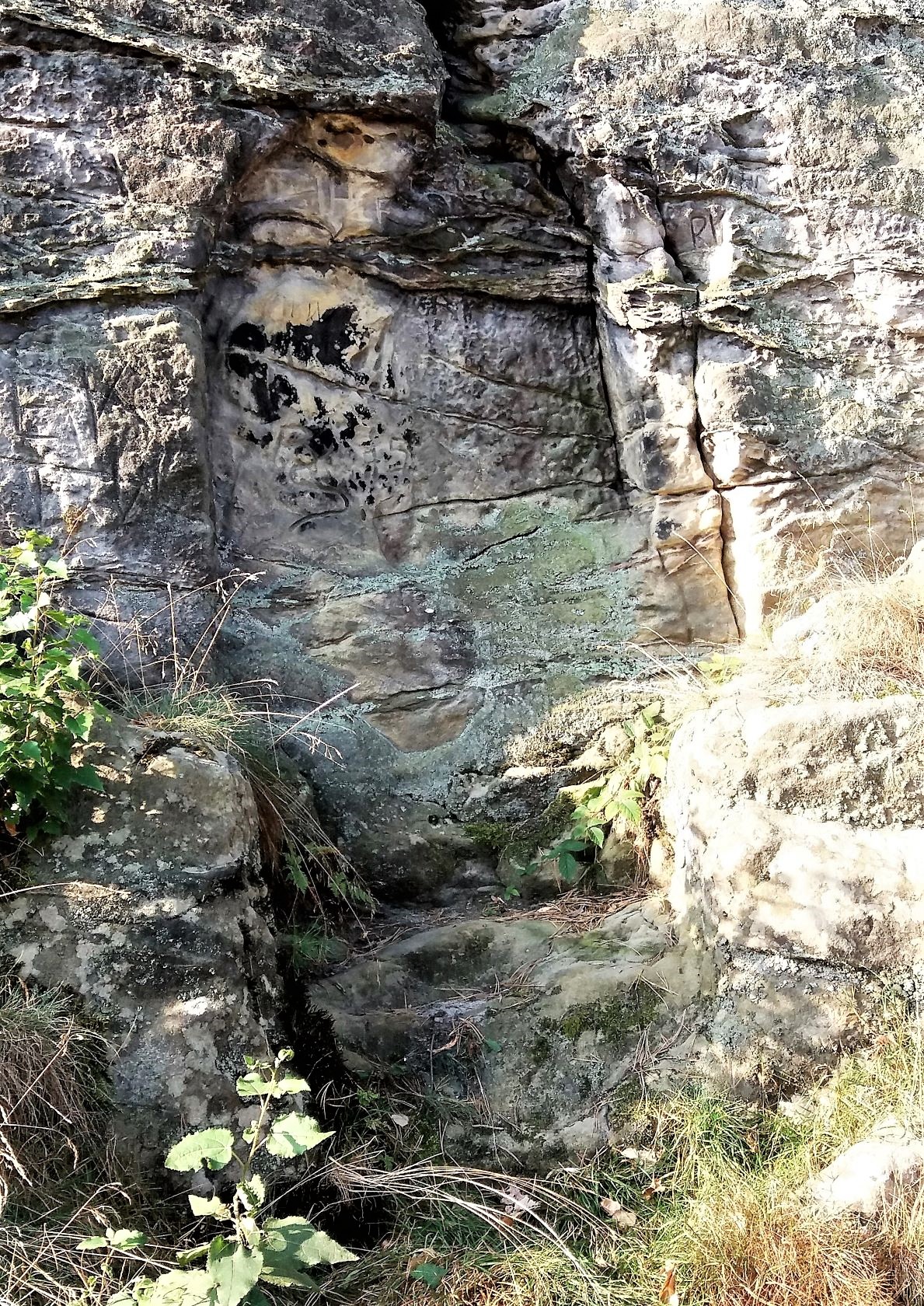 Seltsame bogenförmige Aussparung mit Stufen davor, war hier einst eine Figur oder Heiligenbild darin