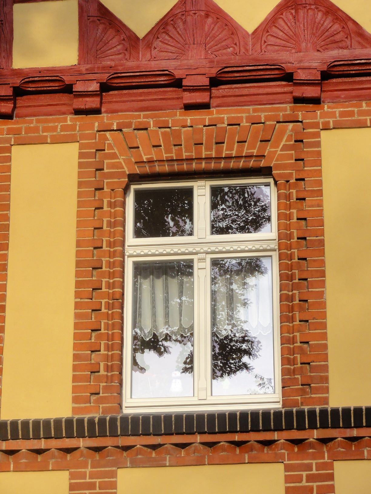 Fenster mit kunstvoller Backsteineinfassung