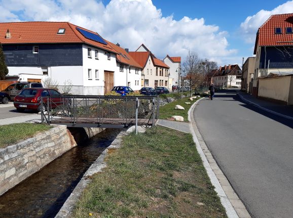 Idyllischer Silberbach mit eiserner Brücke (Denkmalgeschützt) zwischen Bollergasse und Schleifenbachstrasse