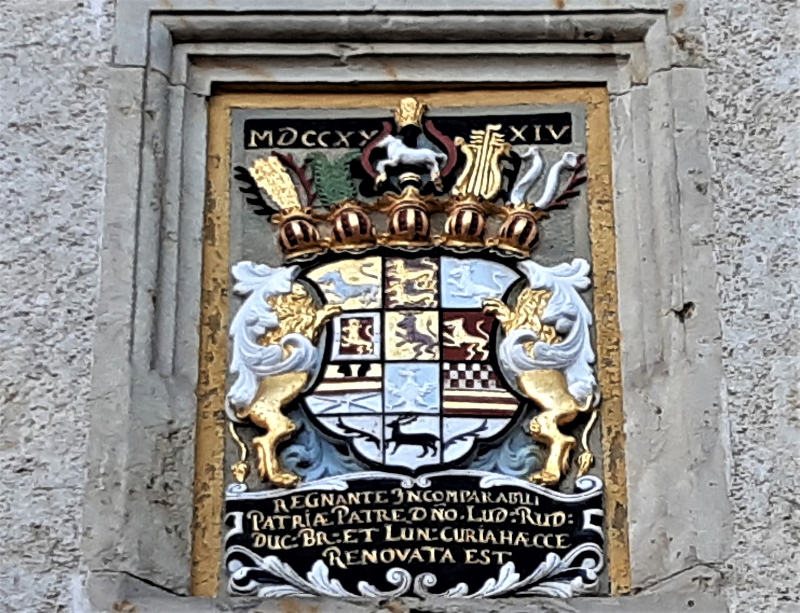 Über der Rathaustür das Wappen des Herzogtums Braunschweig von 1734