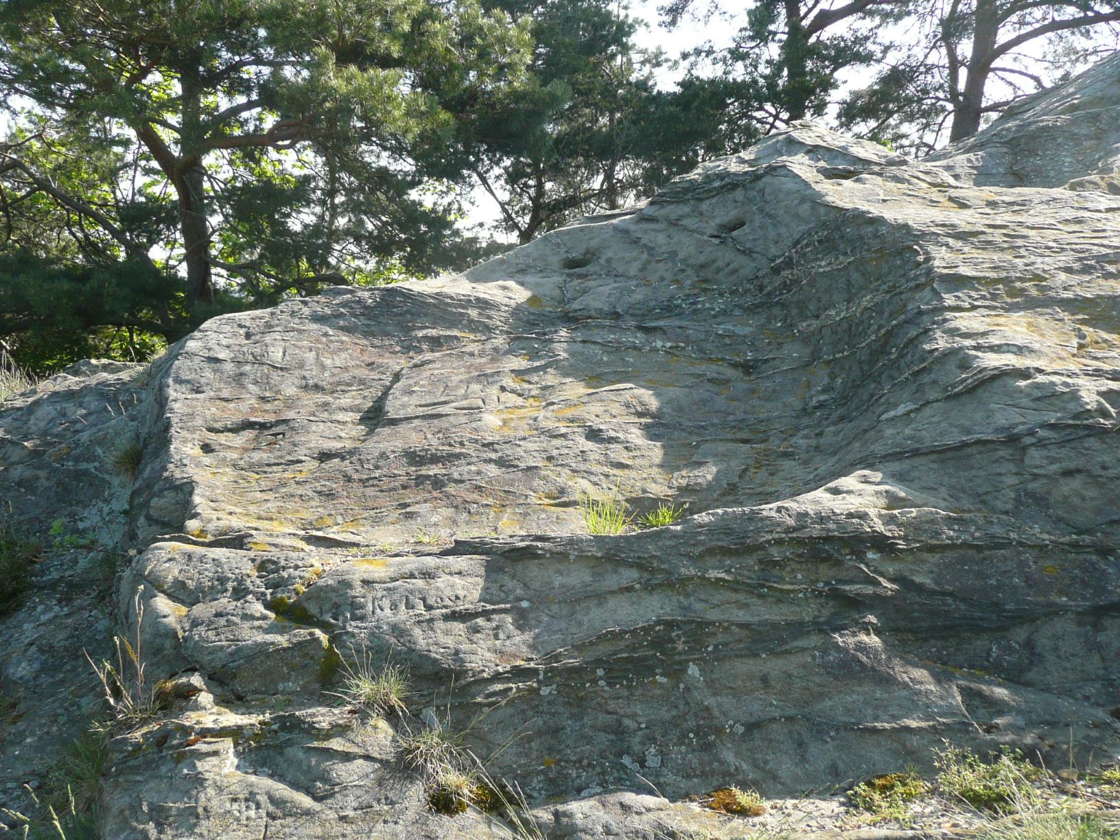 Mulde aus der eine Sonnenscheibe/Mühlrad gewonnen wurde