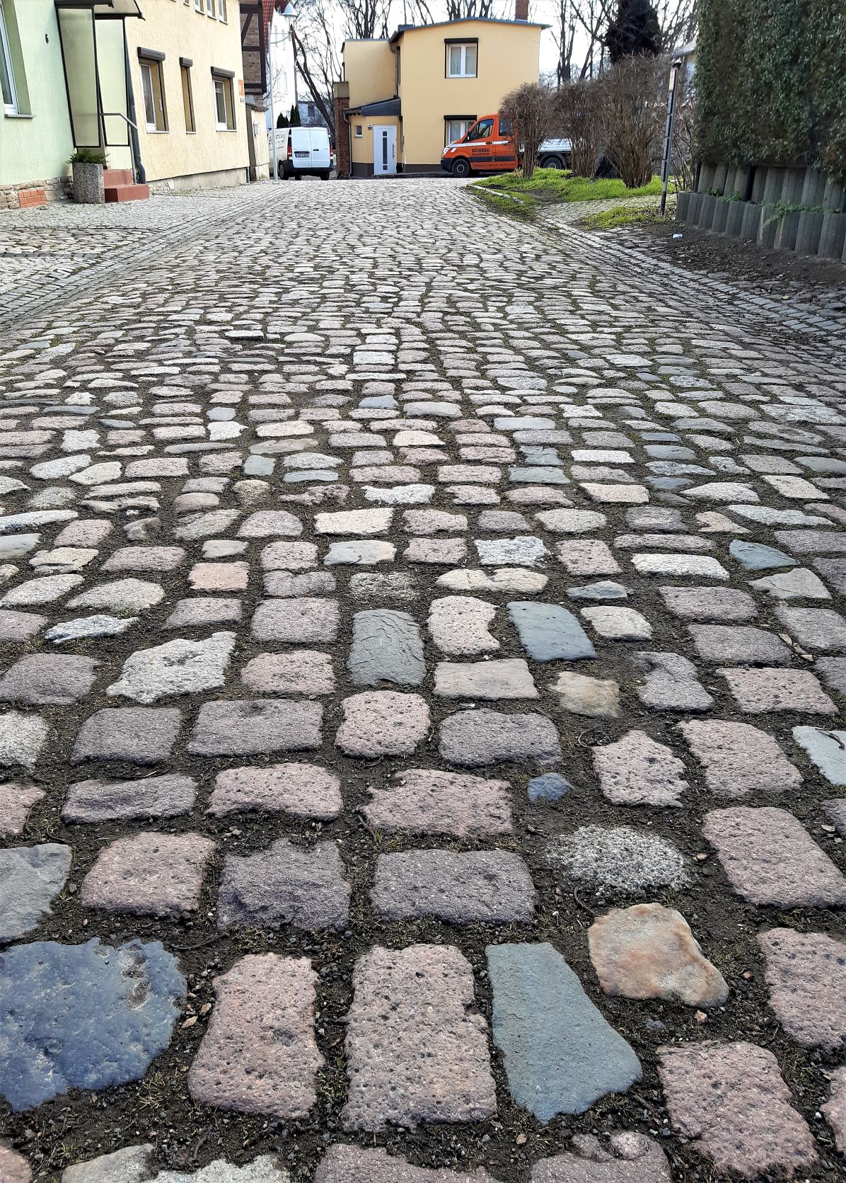 Das Straßenpflaster wurde gut an die Altstadt angepasst