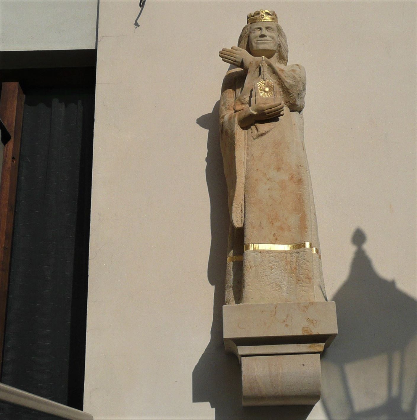 Steinfigur vor der katholischen Kirche