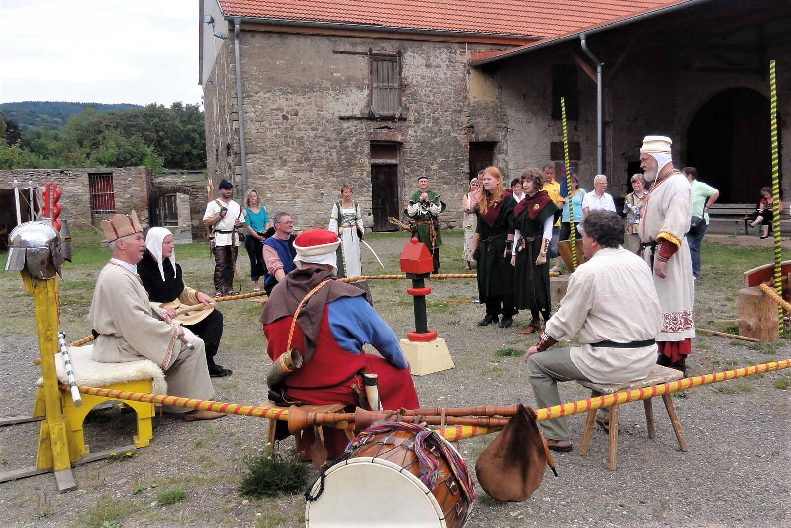 Lebendige Geschichte im Kloster - Hier wird ein Mittelalter- Gericht abgehalten