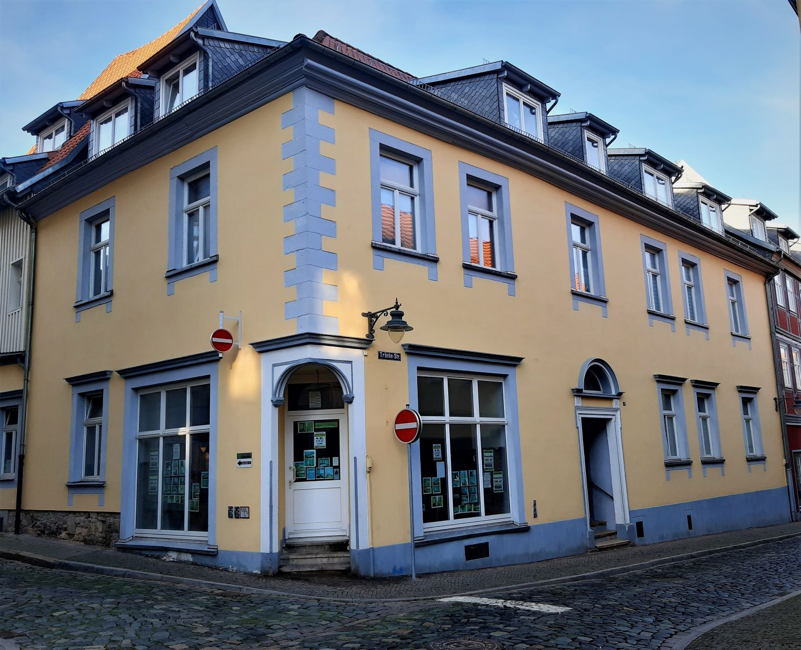 Hier im Haus Tränkestraße 6 soll Ludwig XVIII nach der französischen Revolution  1796 gelebt haben