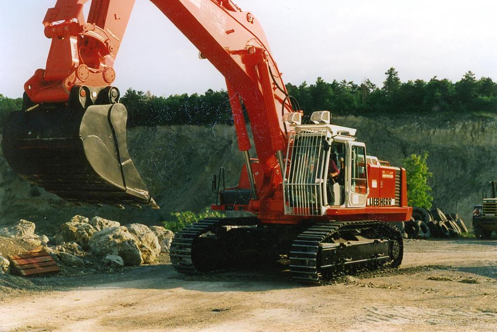 Großer roter Schaufelbagger in einem Steinbruch.