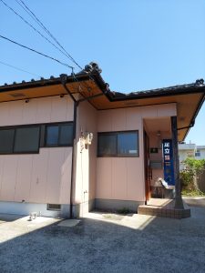 駐車場は道向かいにあります