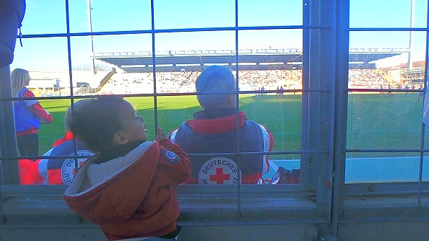 Kinder im Stadion
