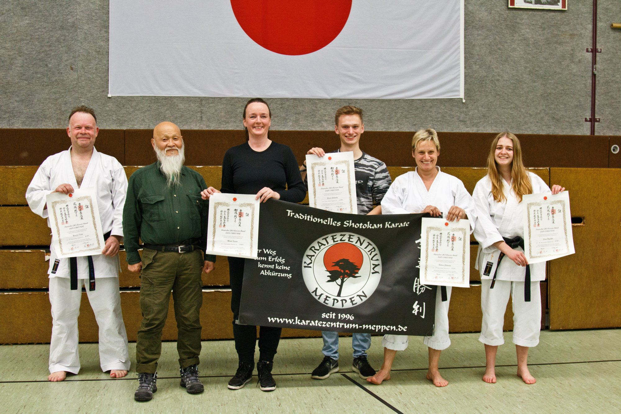 Prüfung zum 2. Dan: Hinnek Körte, Prüfer: Sensei Ochsi 9. Dan, zum 1. Dan: Maike Kessen, zum 1. Dan: Gerrit Schwartz, zum 2. Dan: Bettina Schwartz, zum 2. Dan: Sara Pyschik
