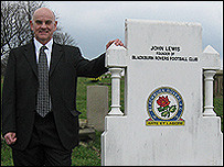 2008: Peter Lupson at the graveside of Rovers founder John Lewis