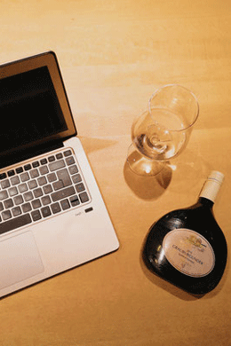 Laptop, Wein und Bocksbeutel