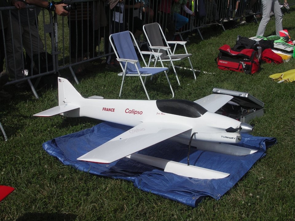 un hydravion sur gazon