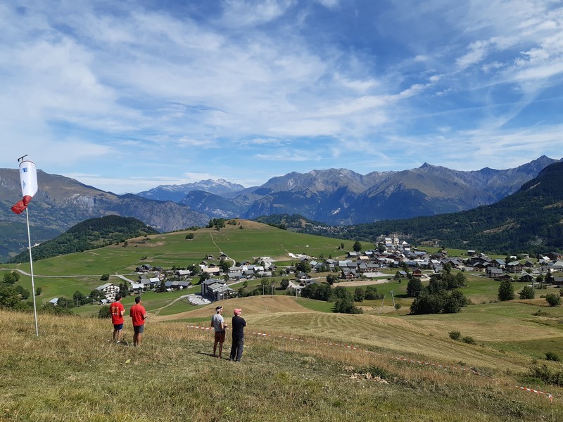 Le site est agréable avec une vue sur le village d'Albiez