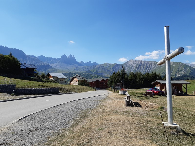Nous sommes tout près du col du Mollard, les aiguilles d'Arves en arrière plan