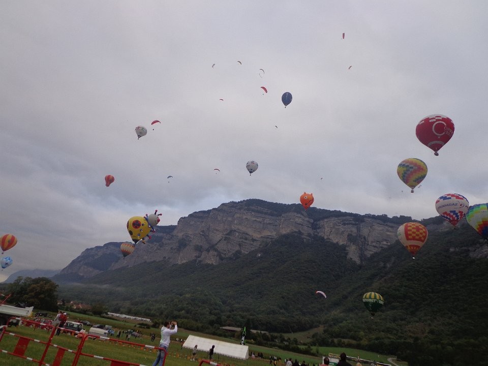 des mogolfières et des parapentes !