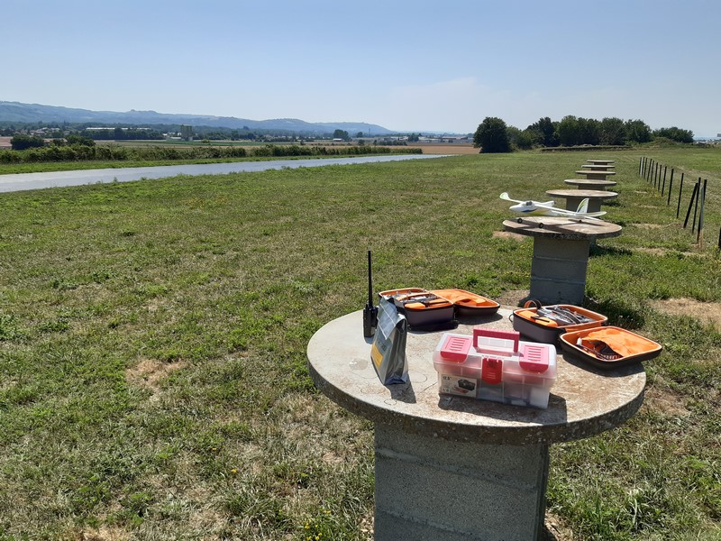 Les tables ont maintenant une fixation "béton" !